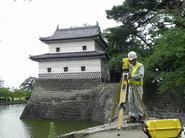写真：新発田城の石垣調査をする人