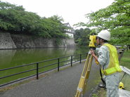 写真：新発田城の堀の向かい側から石垣調査をする人