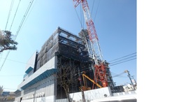 写真：平成28年3月の工事中の建物を下から見た様子