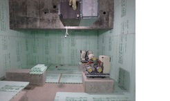 写真：平成28年3月の地階の冷却水ポンプ室の断熱湧水パネル工事の様子