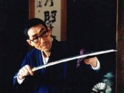 写真：刀を見つめる天田氏