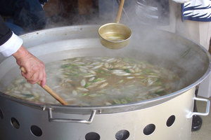 写真：大鍋で汁物を作っている様子