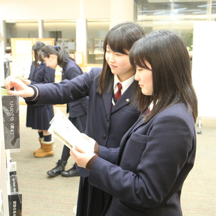写真：イクネスしばたで読書する高校生たち