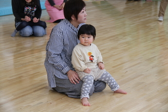 写真：座っている母親と女の子