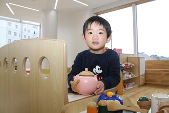 写真：ままごとで遊ぶ男の子