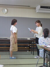 修了生に修了証書を渡す写真