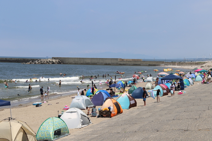 写真：観光客でにぎわう藤塚浜海水浴場