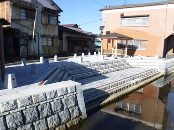 写真：水のみち親水広場