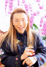 華道家　假屋崎省吾さん