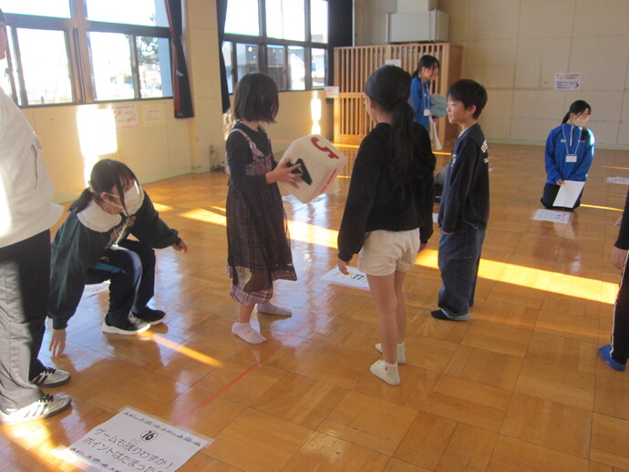参加者がすごろくを振ろうとしている様子