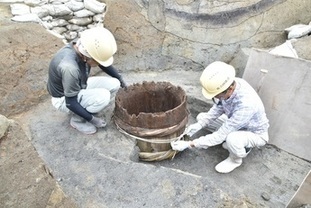 井戸に使われた桶の出土状態の写真