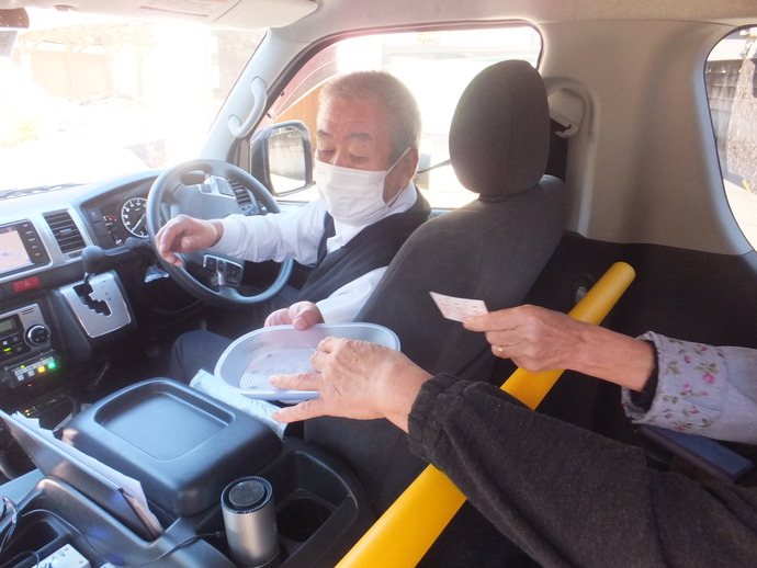 新発田市の公共交通車両が稲刈り時期の田園を走行している写真です