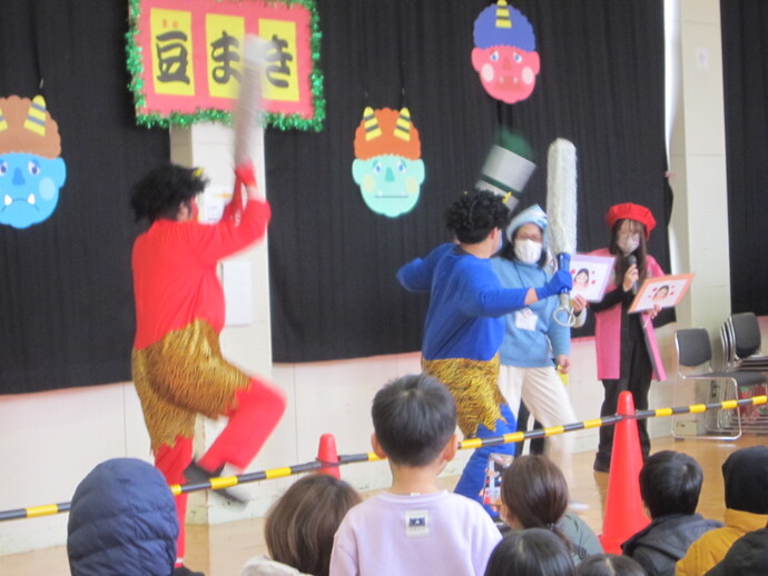 昨年度の節分豆まきで、鬼が登場してきた様子