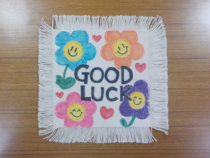 布製のコースターに絵が描いてある様子