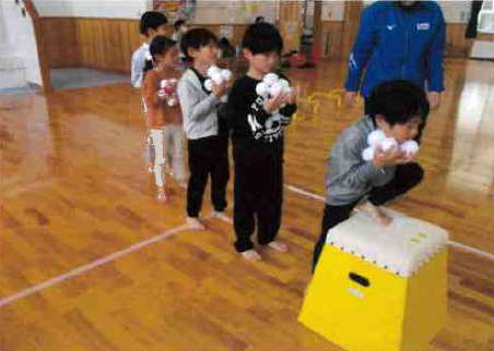 跳び箱を飛んでいる様子