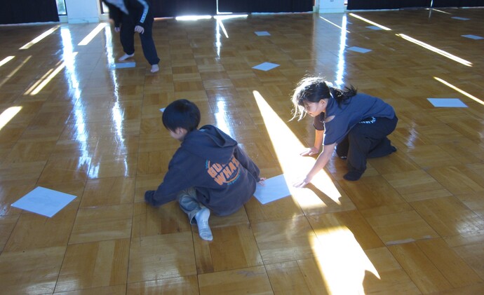 参加者が答えの用紙を探している様子