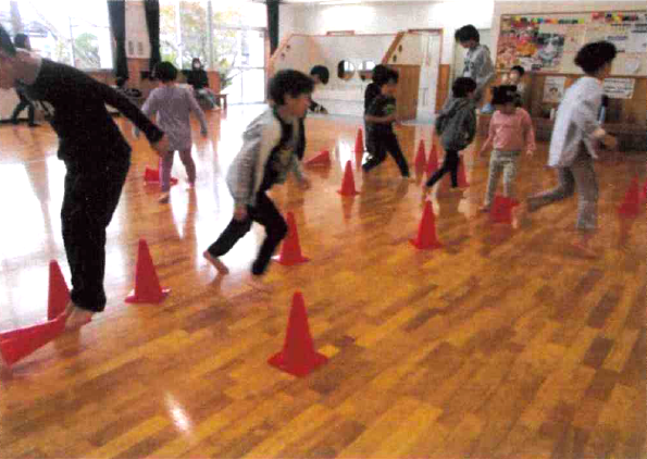 参加者が三角コーンを使い運動をしている様子